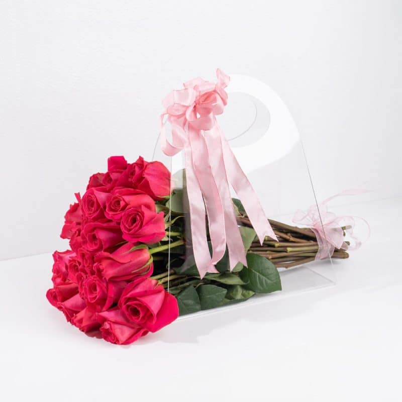 Rosy Elegance: Pink Roses in a Chic Gift Bag