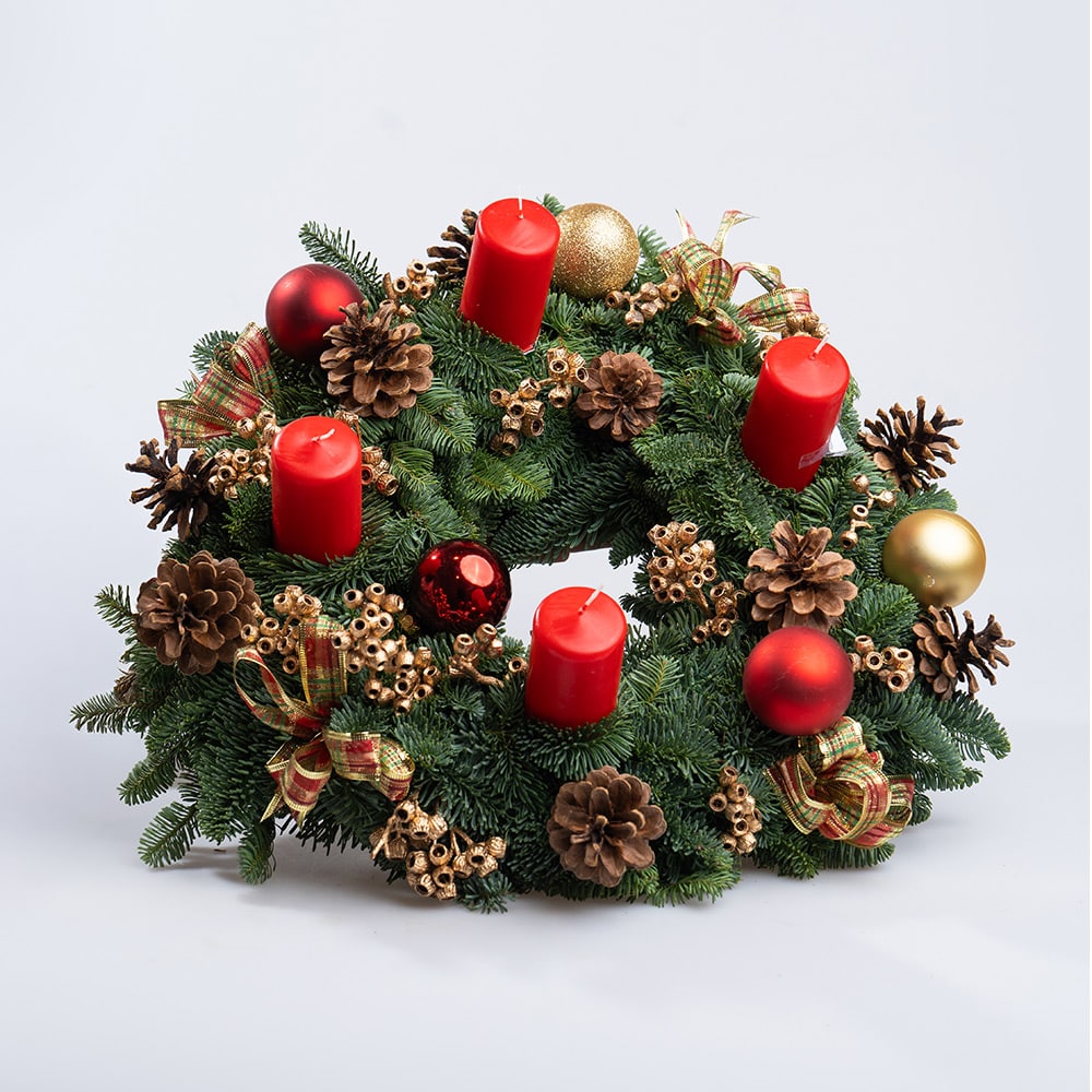 Christmas Table Centerpiece with Evergreens & Candles 10 Christmas Table Centerpiece with Evergreens & Candles