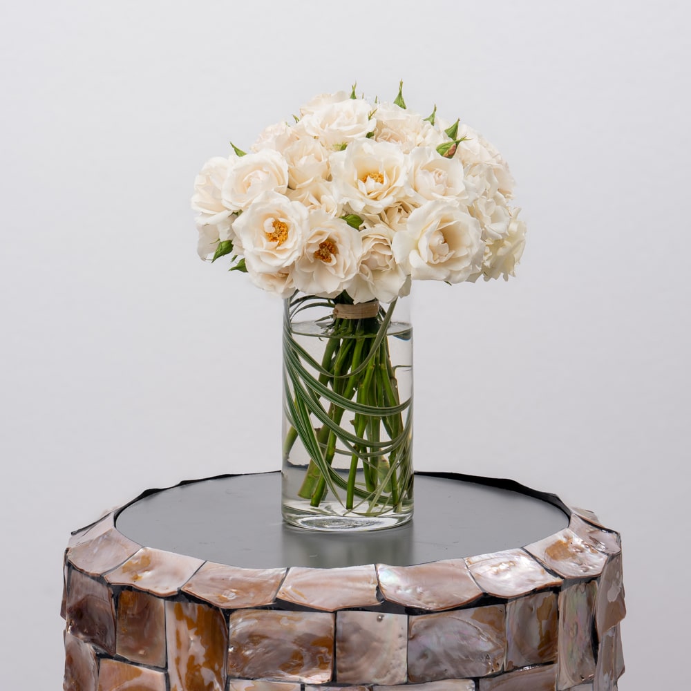 White Spray Roses in Glass Vase - 20 CM White Spray Roses in Glass Vase - 20 CM