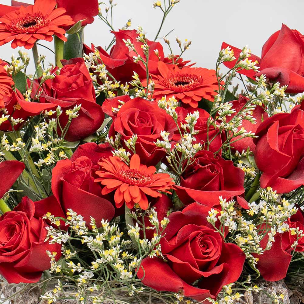 DSC08400.2 Romantic Wood Box: Red Gerbera & Roses, Limonium & Balloon