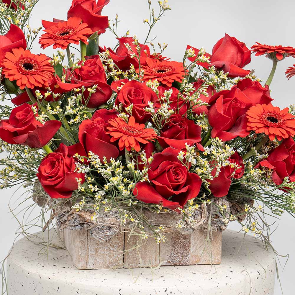 DSC08400 Romantic Wood Box: Red Gerbera & Roses, Limonium & Balloon