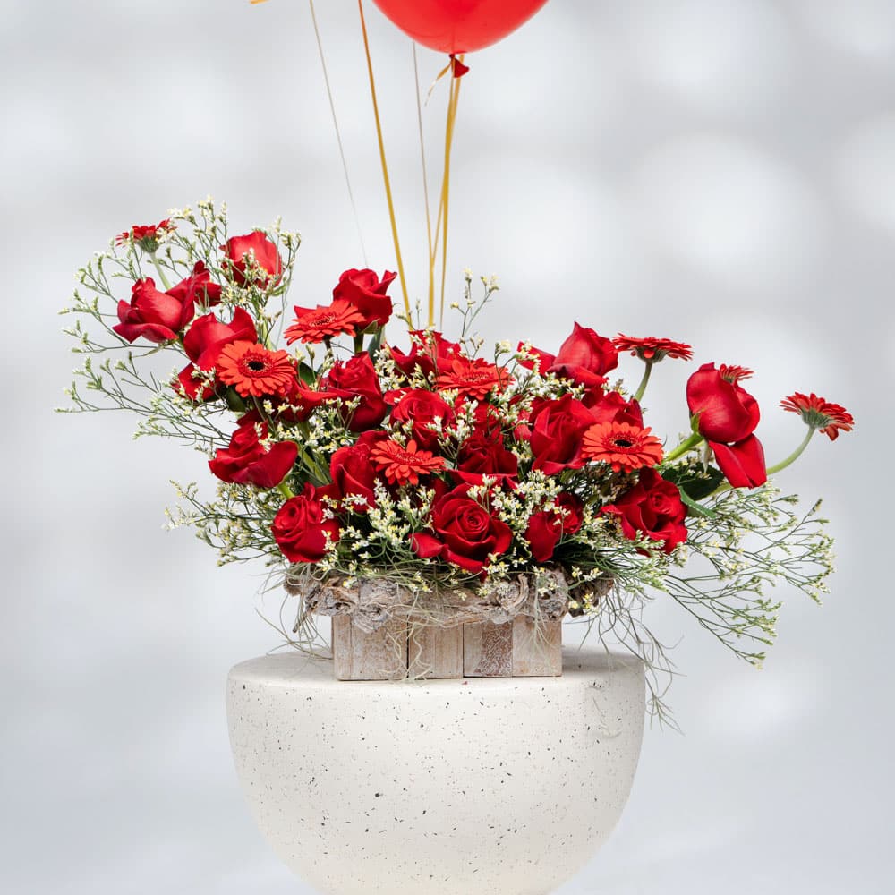 DSC08742 Romantic Wood Box: Red Gerbera & Roses, Limonium & Balloon