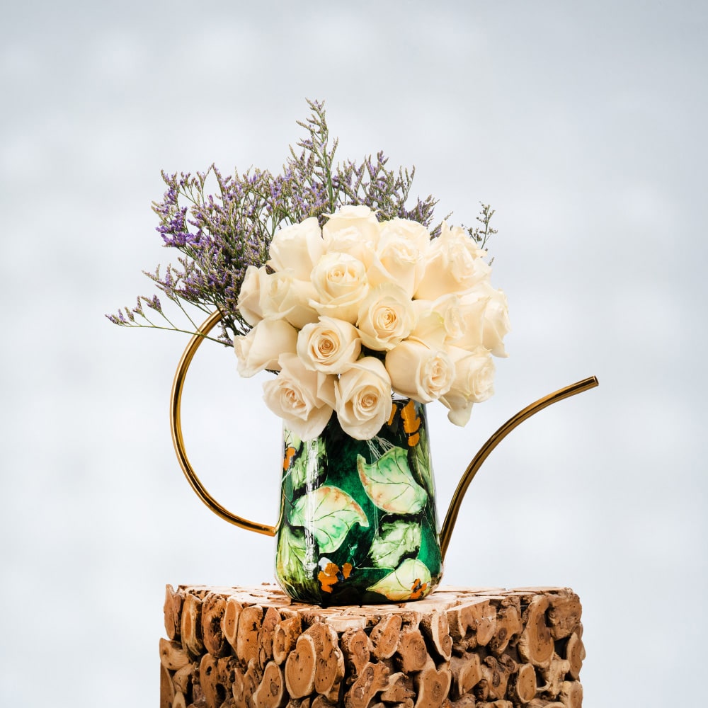 16 White roses, Limonium.