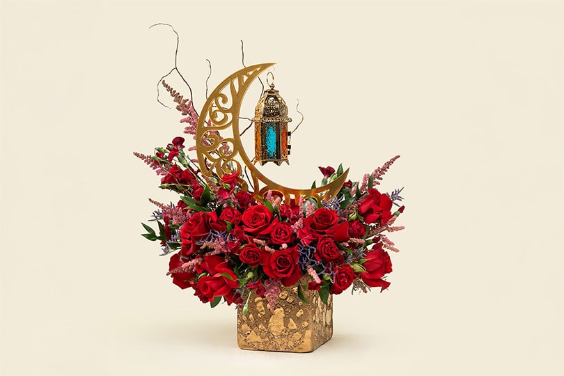 26-2-1.jpg Golden Crescent Moon Rose Arrangement with Lantern