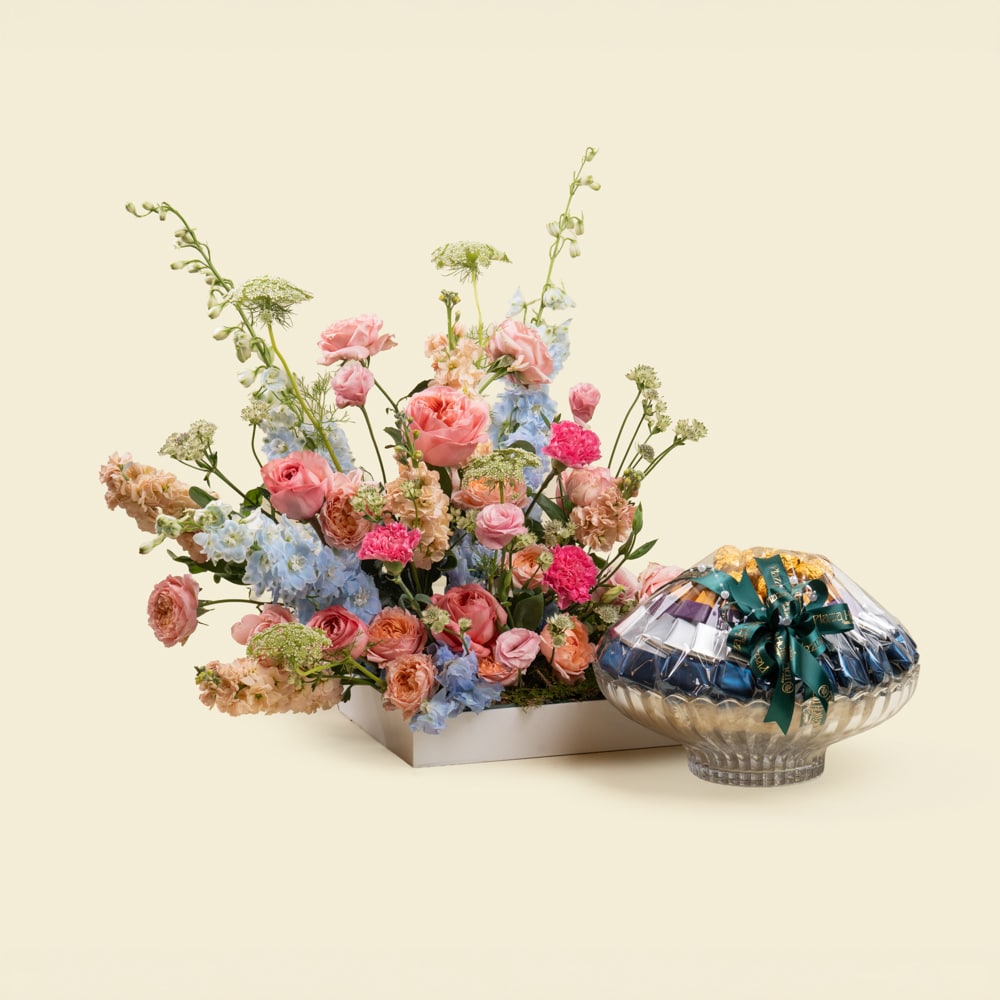 Luxury Floral Arrangement with Praline Chocolates – Plaza Hollandi