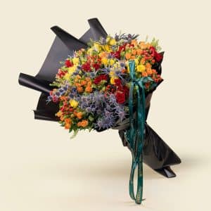 mixed-spray-roses-bouquet-with-eryngium-hypericum-qatar
